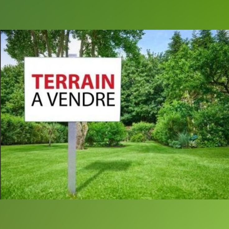 Panneau Terrain à vendre devant une parcelle à Yamoussoukro